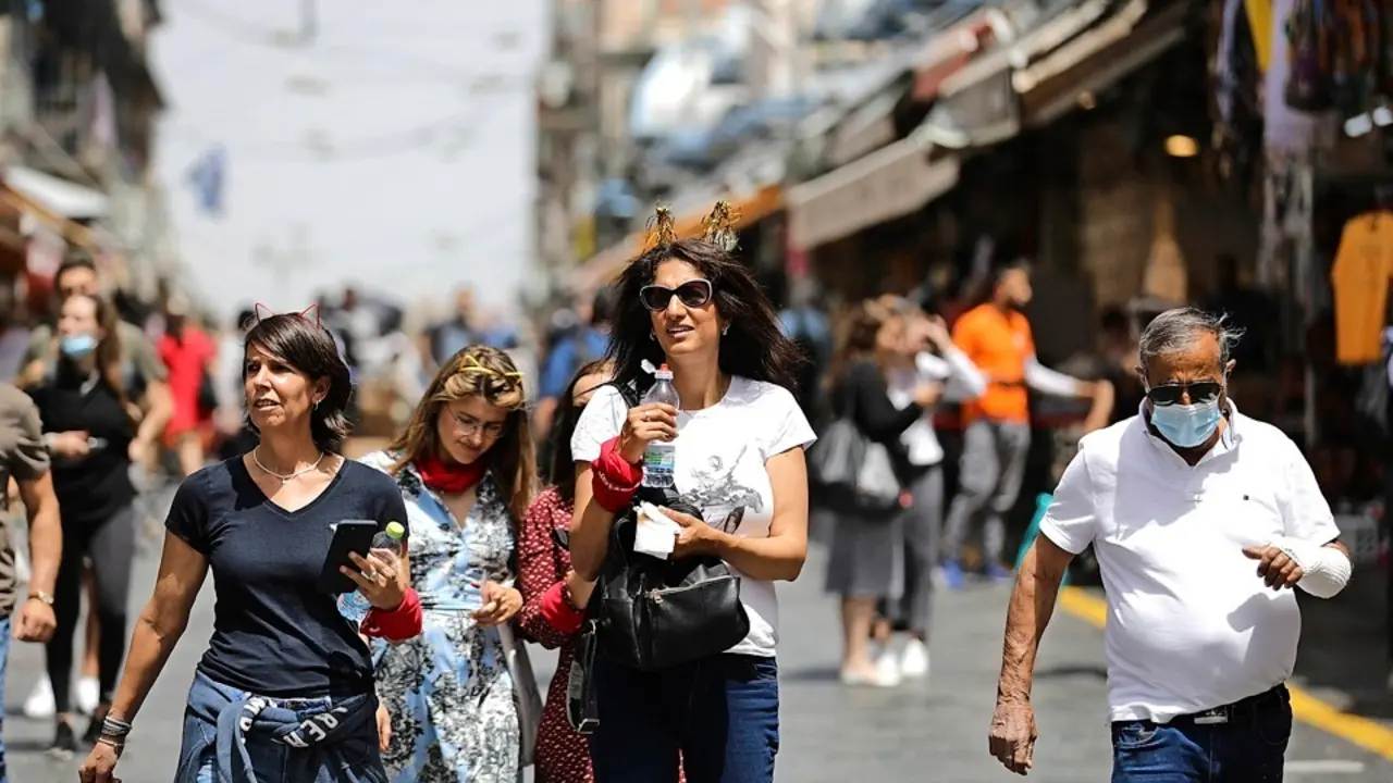 Tres mujeres caminan por las calles de Jerusal&eacute;n sin mascarilla. / EFE