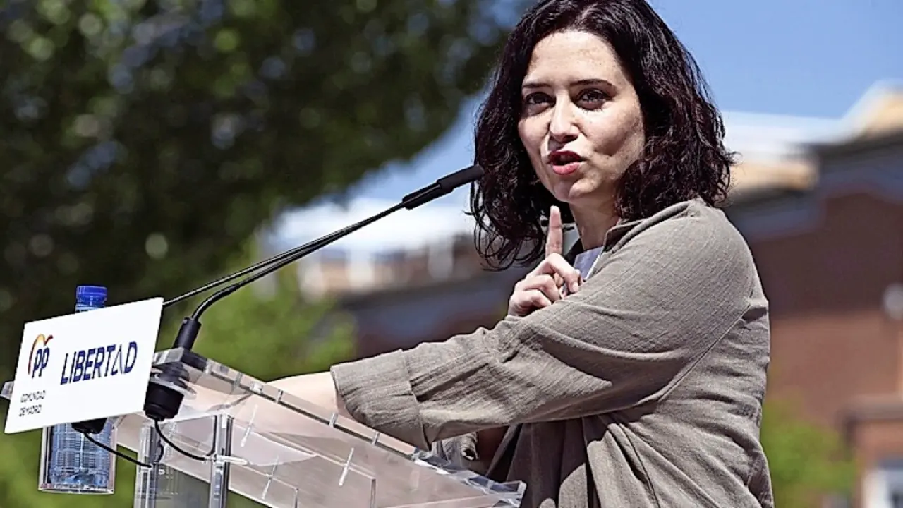 Isabel D&iacute;az Ayuso durante un mitin en Las Rozas. / EFE