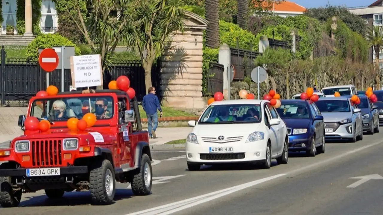 1804/2021 SANTANDER
 PROTESTAS SINDICATOS.- El sindicato T?? organiza una caravana de veh??culos desde el aparcamiento de campos de sport de El Sardinero para protestar por la reubicaci??n del Centro de Atenci??n a la Infancia, de Santander.(Texto). Campos de sport de El Sardinero.
FOTO NACHO CUBERO
