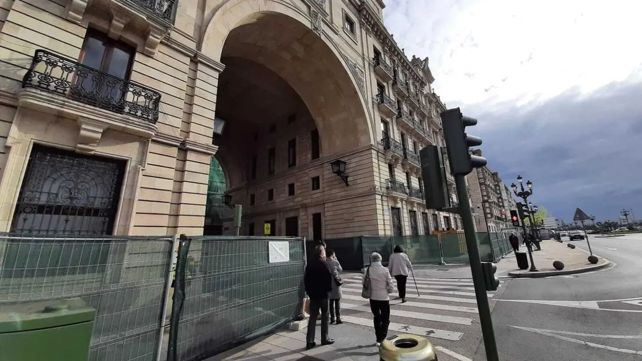 Estado actual del arco del edificio de Banco Santander. / S. D&iacute;az