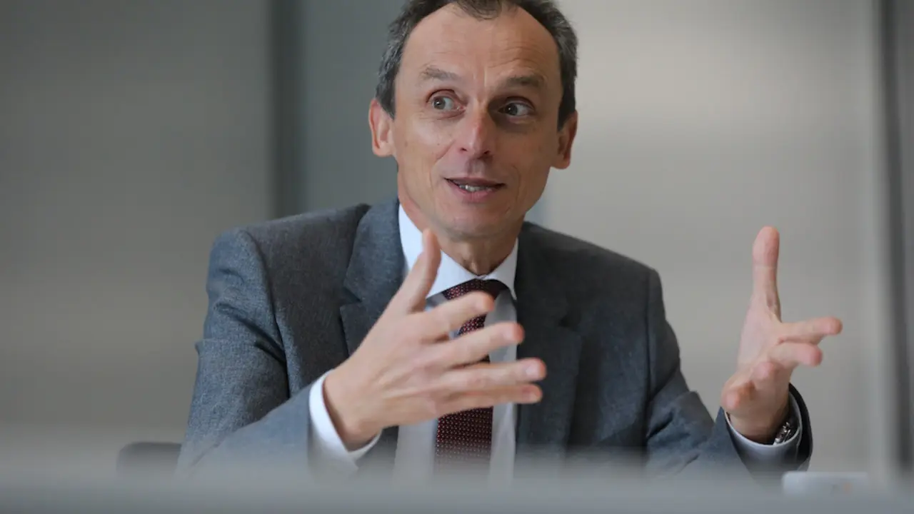 El ministro de Ciencia e Innovaci&oacute;n, Pedro Duque, durante una entrevista para Europa Press a 14 de abril de 2021, en Madrid (Espa&ntilde;a). El titular de Ciencia e Innovaci&oacute;n afirm&oacute; este lunes ante los medios que quedan &ldquo;semanas&rdquo; para que uno de los tres proyectos de vacuna que est&aacute;n siendo desarrollados por el CSIC inicie los ensayos en humanos.  Esto supondr&iacute;a la llegada de una nueva vacuna, en este caso de sello espa&ntilde;ol y con una tecnolog&iacute;a diferente.
14 ABRIL 2021;PEDRO DUQUE;MINISTERIO DE CIENCIA E INNOVACI&Oacute;N;POL&Iacute;TICA;GOBIERNO
Isabel Infantes / Europa Press
14/4/2021