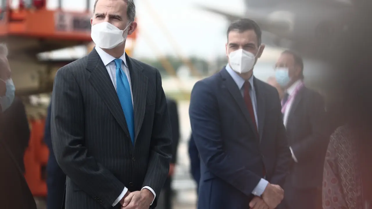 El Rey Felipe VI y el presidente del Gobierno, Pedro S&aacute;nchez, durante la inauguraci&oacute;n del nuevo campus de Airbus, en Getafe. / E. Parra