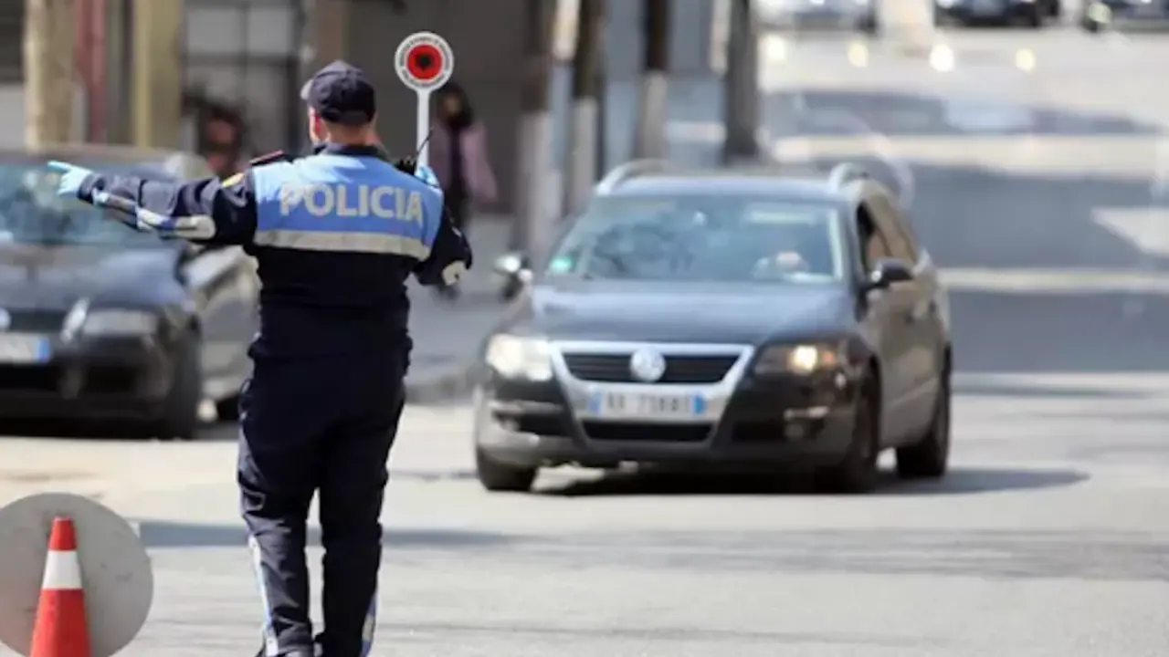 Un polic&iacute;a en Tirana, Albania. / E. Press
