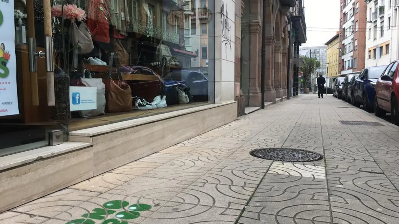 Vista de la entrada de un comercio en la calle Joaqu&iacute;n Hoyos en Torrelavega con el grafiti de la campa&ntilde;a 39300. / S. D&iacute;az