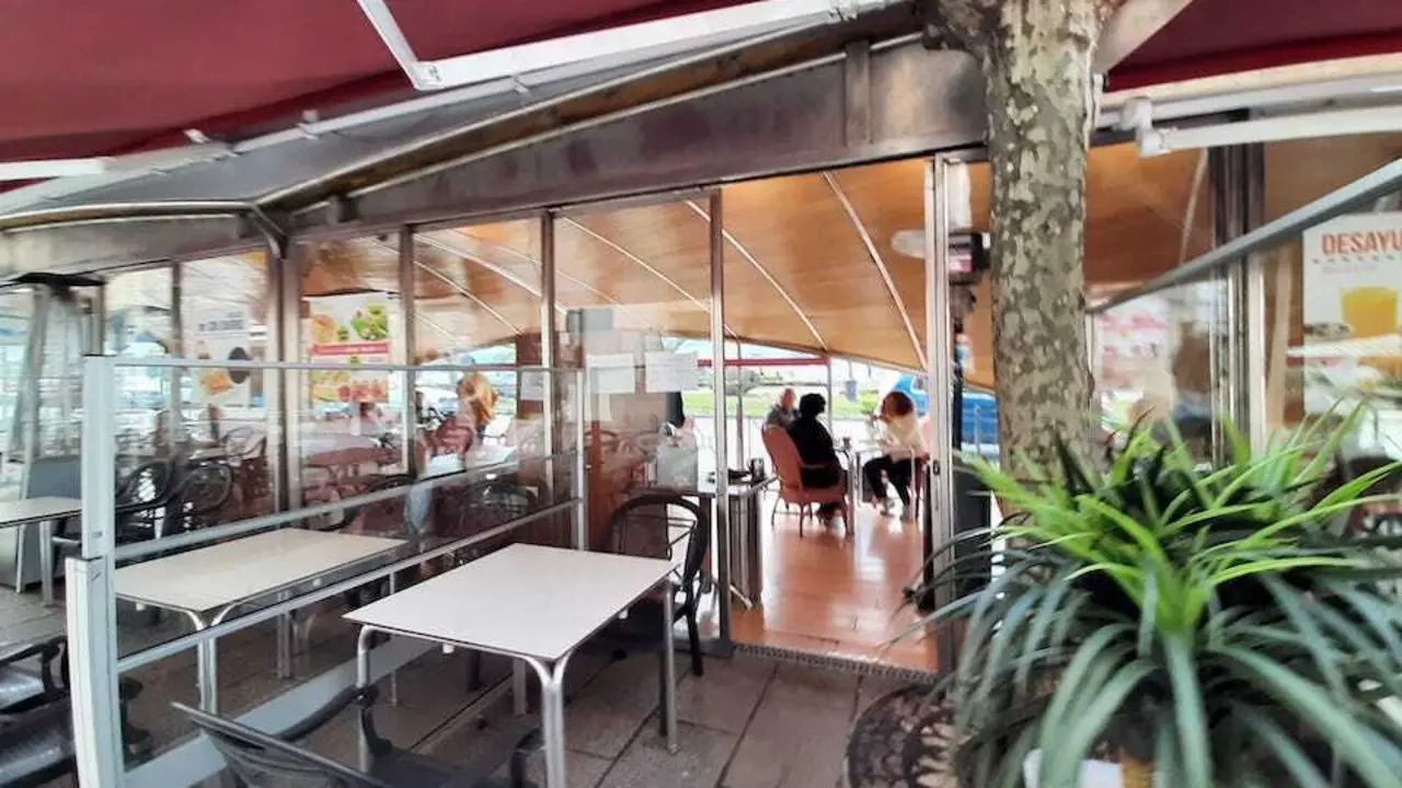 La terraza de un establecimiento en el Paseo Pereda de Santander. / S. D&iacute;az
