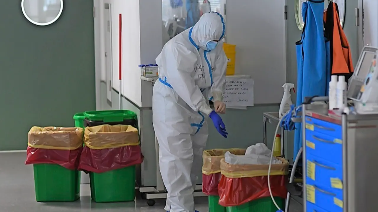 Un trabajador en el Hospital Universitario Marqu&eacute;s de Valdecilla. / HARDY