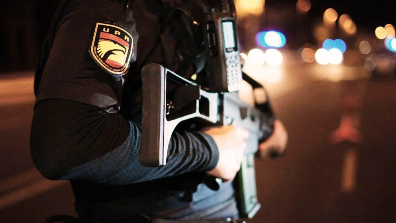 Un agente de la Polic&iacute;a Nacional durante un turno nocturno. / PN