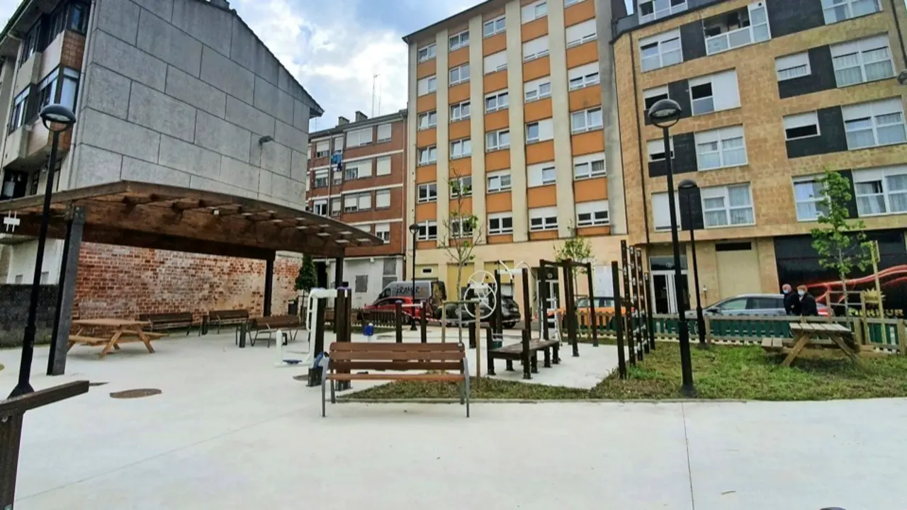 La nueva plaza con tres espacios denominados  &lsquo;mayores&rsquo;, &lsquo;joven&rsquo; e &lsquo;infantil&rsquo;. / ALERTA