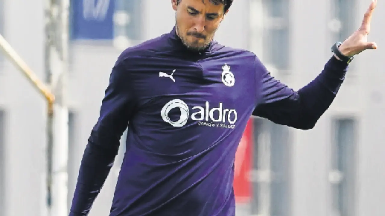 Aritz Solabarrieta, a punto de rematar a porter&iacute;a un bal&oacute;n. / Hardy