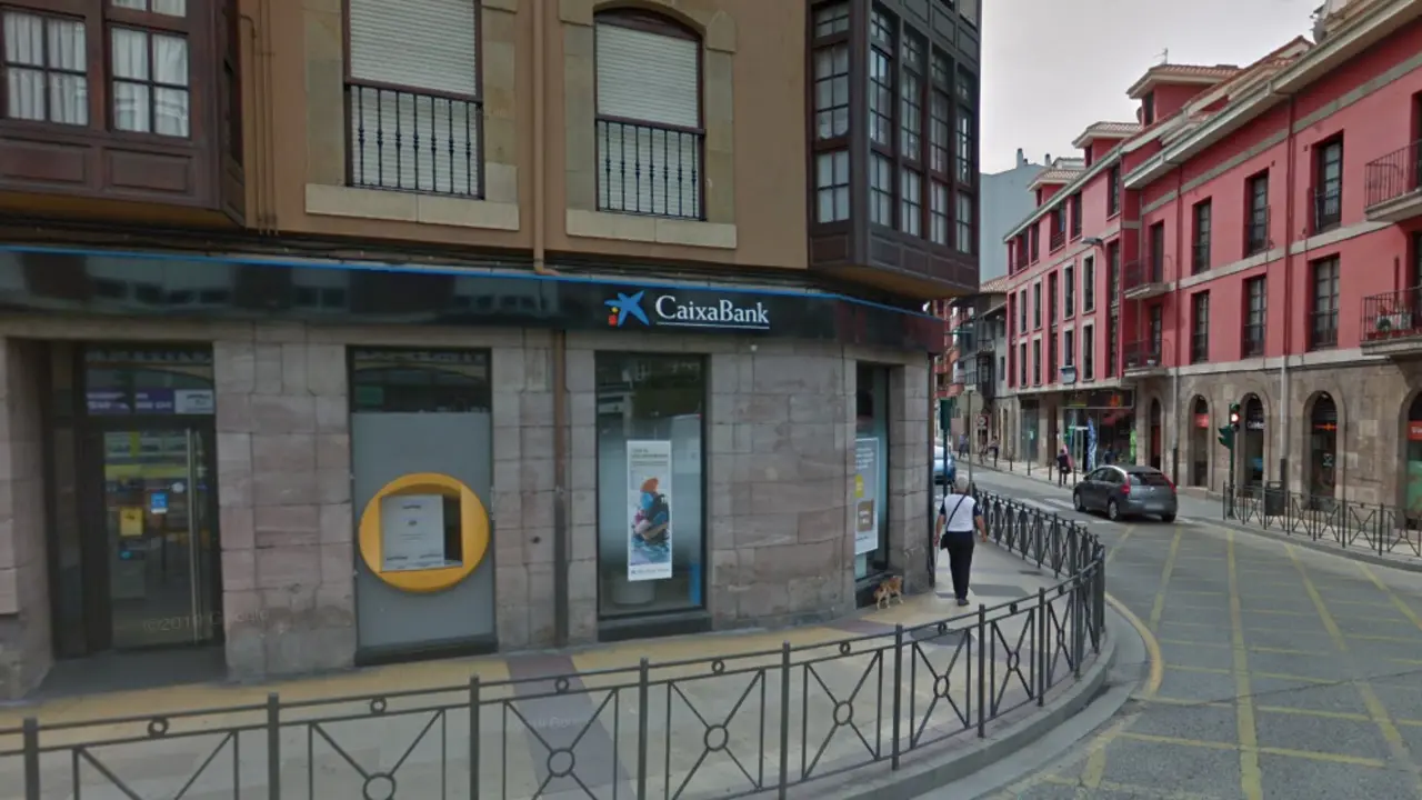 Vista de la oficina de Caixabank en cuatro caminos de Torrelavega. / ALERTA