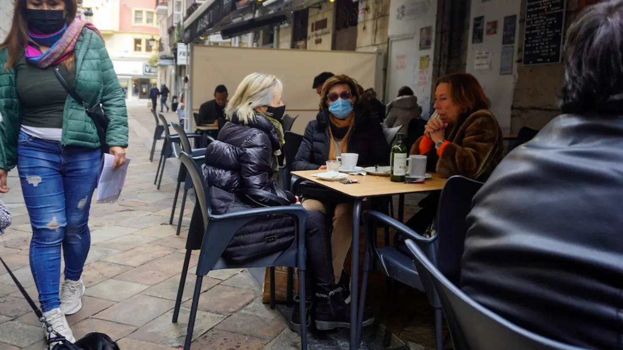 Varias personas con mascarilla en una terraza del centro de Santander. / Hardy