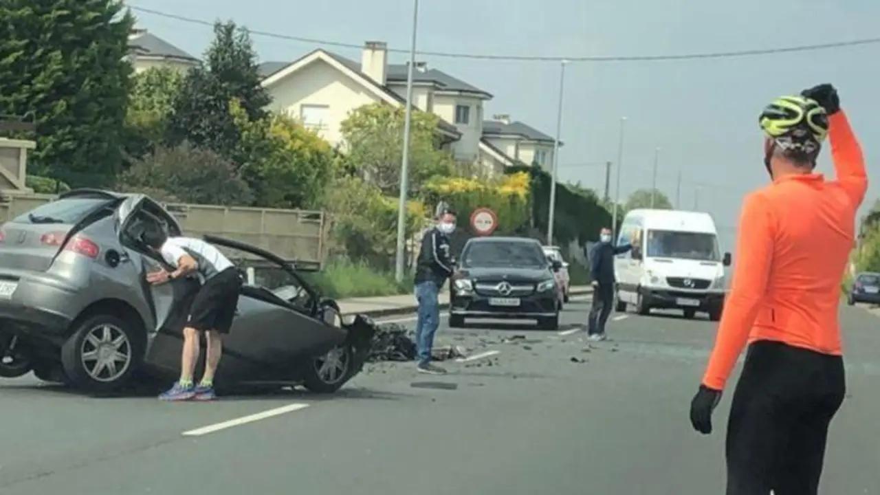 Imagen del momento despu&eacute;s del accidente donde se aprecia el estado del coche siniestrado.