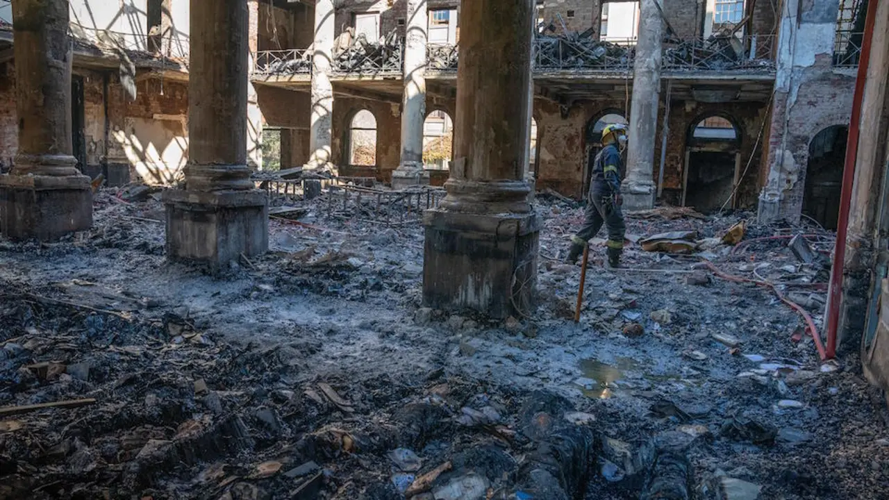Un bombero comprueba los destrozos en la Biblioteca Jagger./ Nic Bothma