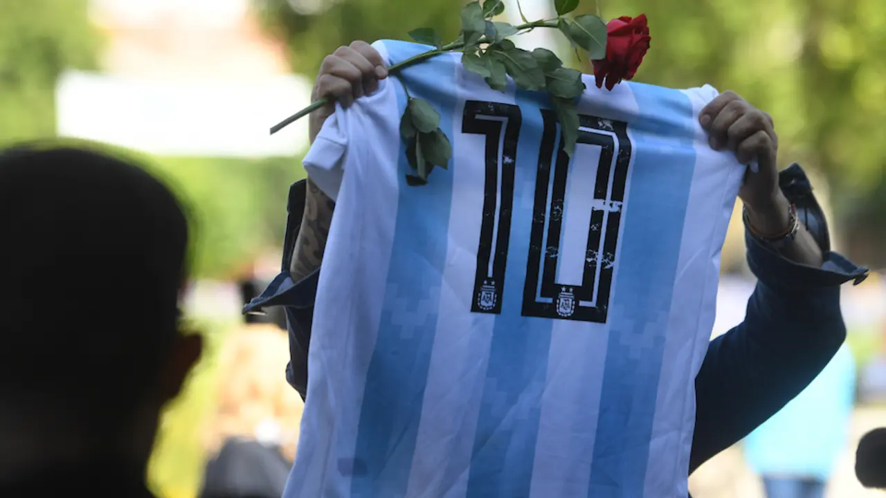 Un aficionado muestra una camiseta de la selecci&oacute;n argentina de Diego Armando Maradona. / Fernando Gens