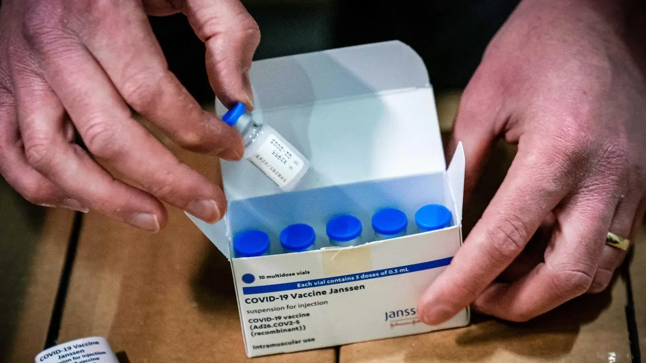 Una caja de dosis de vacunas de Janssen en el centro de distrubuci&oacute;n de Oss, Paises Bajos. EFE/EPA/ROB ENGELAAR/Archivo