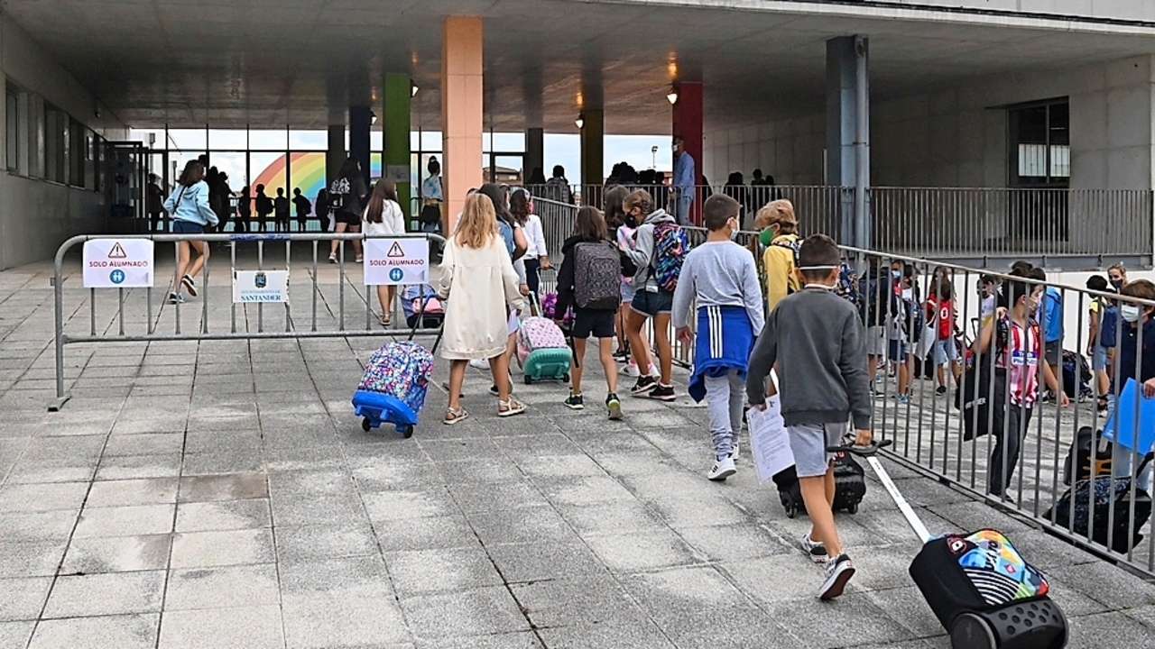 Alumnos entrando en el colegio. / alerta