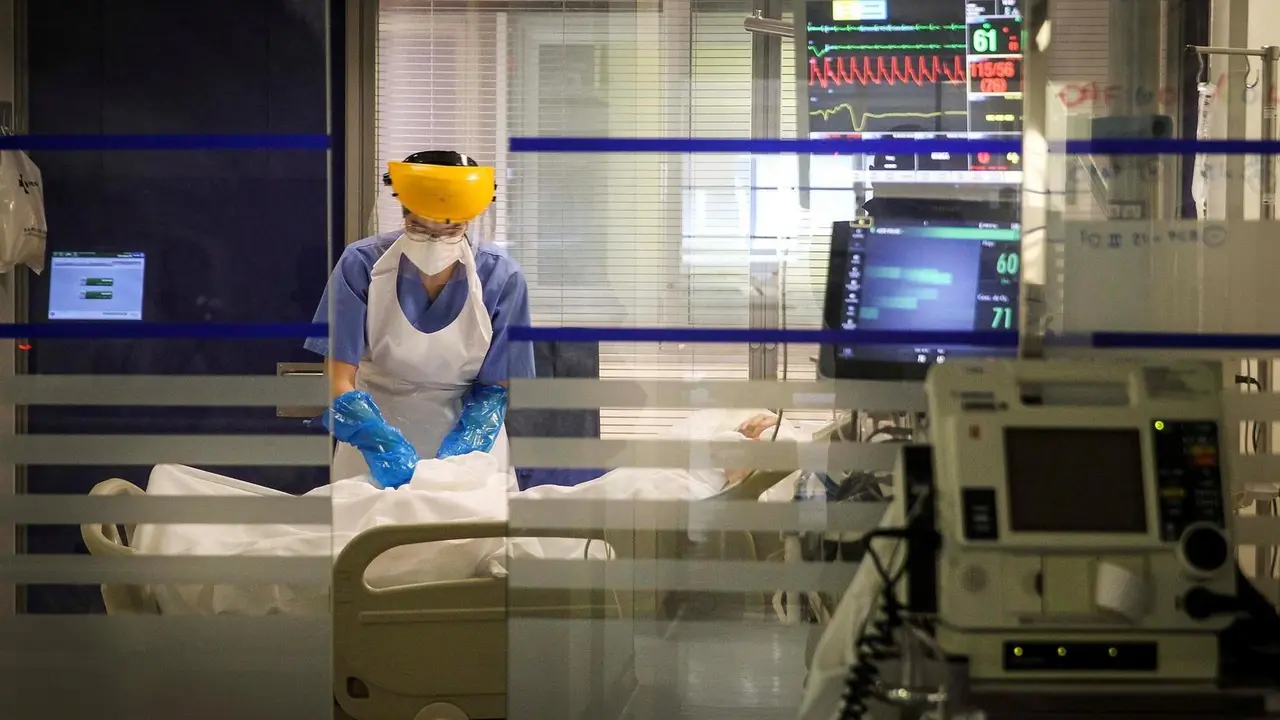 Una sanitaria atiende a un paciente este martes en la Unidad de Cuidados Intensivos de Coronavirus del Hospital de Galdakao (Bizkaia). EFE/ Miguel To&ntilde;a/Archivo
