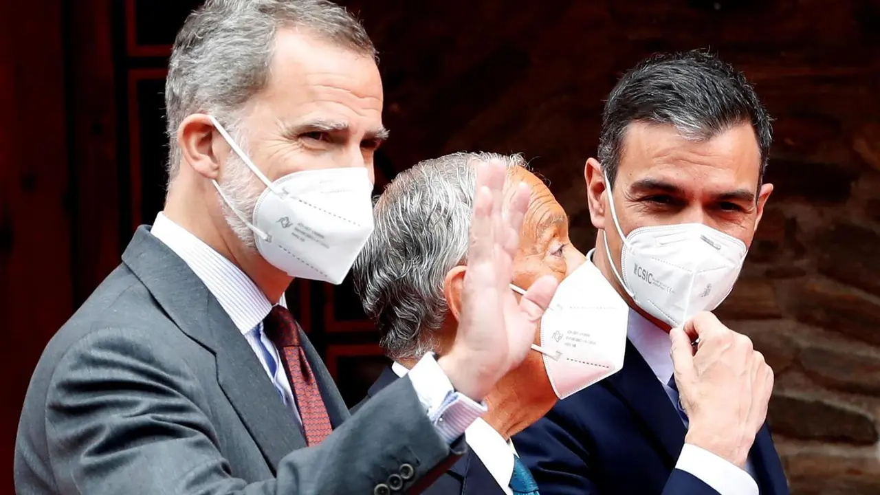 El rey Felipe VI, el presidente de la Rep&uacute;blica de Portugal, Marcelo Rebelo de Sousa (c),y el presidente del Gobierno de Espa&ntilde;a, Pedro S&aacute;nchez (d) fotografiados a su llegada a la sesi&oacute;n plenaria de jefes de Estado y de Gobierno de Iberoam&eacute;rica, como parte del programa de la XXVII Cumbre Iberoamericana, en Soldeu, Andorra, este mi&eacute;rcoles. EFE/Alberto Est&eacute;vez