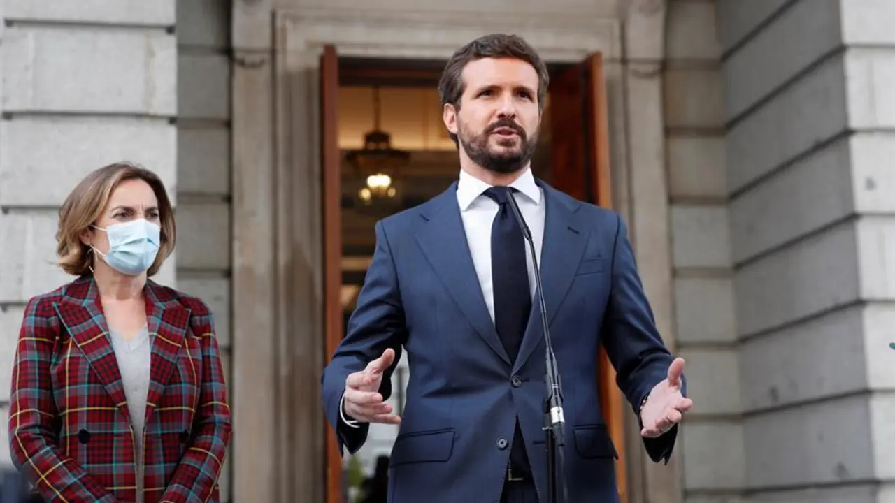 El l&iacute;der popular Pablo Casado (c), atiende a la prensa en presencia de su portavoz parlamentaria en el Congreso, Cuca Gamarra, a las puertas del hemiciclo durante el pleno del Congreso de los Diputados, este mi&eacute;rcoles. EFE/Juan Carlos Hidalgo