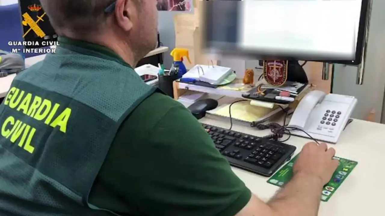 a Guardia Civil en La Rioja ha detenido a 35 hombres, de entre 20 y 63 a&ntilde;os, como presuntos autores de los delitos de abuso sexual a menores de edad y corrupci&oacute;n de menores, con los que contactaban a trav&eacute;s de una web de citas. Veinticinco de los detenidos residen en La Rioja, 4 en Navarra, 2 en Cantabria y 1 en Vizcaya, Burgos, Huesca y M&aacute;laga, donde viv&iacute;a el responsable de la plataforma de contenidos sexuales. EFE/ Guardia Civil /SOLO USO EDITORIAL/SOLO DISPONIBLE PARA ILUSTRAR LA NOTICIA QUE ACOMPA&Ntilde;A (CR&Eacute;DITO OBLIGATORIO)