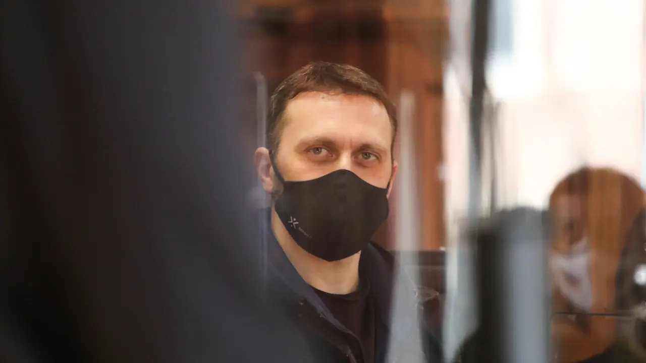 El acusado Norbert Feher, alias &lsquo;Igor el Ruso', a su llegada escoltado a un juicio en la Audiencia Provincial de Teruel, a 19 de abril de 2021, en Teruel, Arag&oacute;n, (Espa&ntilde;a). Feher acude hoy a la sexta sesi&oacute;n del juicio, en el que est&aacute; acusado por el presunto triple crimen de Andorra, ocurrido el 14 de diciembre de 2017, en el que murieron un agricultor y un ganadero. Durante esta sesi&oacute;n declarar&aacute; un polic&iacute;a nacional, un tr&aacute;mite antes de que el presidente de la Audiencia Provincial de Teruel y encargado de presidir del tribunal del jurado que juzgar&aacute; a Feher, pida al ministerio p&uacute;blico y resto de partes que presenten sus conclusiones definitivas. El Ministerio Fiscal y las acusaciones en nombre los familiares de las v&iacute;ctimas, de la Asociaci&oacute;n Unificada de Guardias Civiles (AUGC), la Asociaci&oacute;n Espa&ntilde;ola de Guardias Civiles (AEGC) y el sindicato agrario UAGA, solicitan que se le imponga prisi&oacute;n permanente revisable.
19 ABRIL 2021;IGOR;FEHER;TERUEL;ANDORRA;CRIMEN;JUICIO
J.Escriche.POOL / Europa Press
19/4/2021