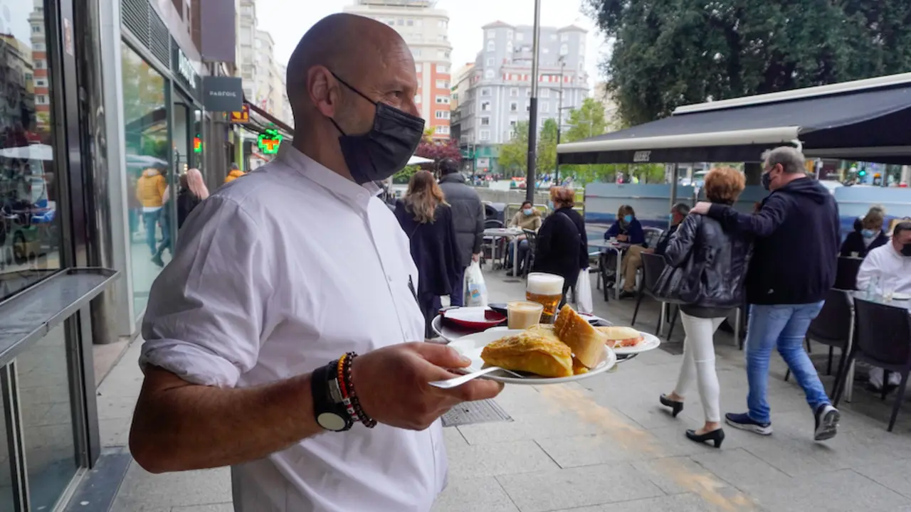 Un camarero trabajando en una terraza del centro de Santander. / Hardy
