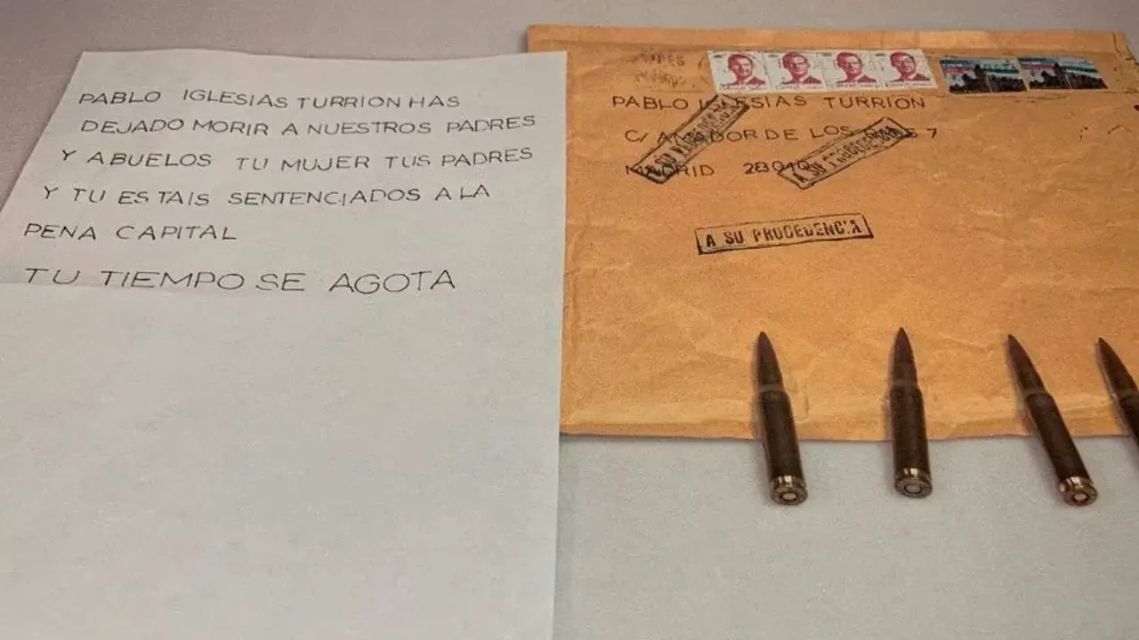 El candidato de Podemos a la Comunidad de Madrid, Pablo Iglesias, ha asegurado que denunciar&aacute; ante los juzgados las amenazas recibidas en un carta dirigida a &eacute;l que conten&iacute;a 4 balas de Cetme. EFE/Twitter Pablo Iglesias