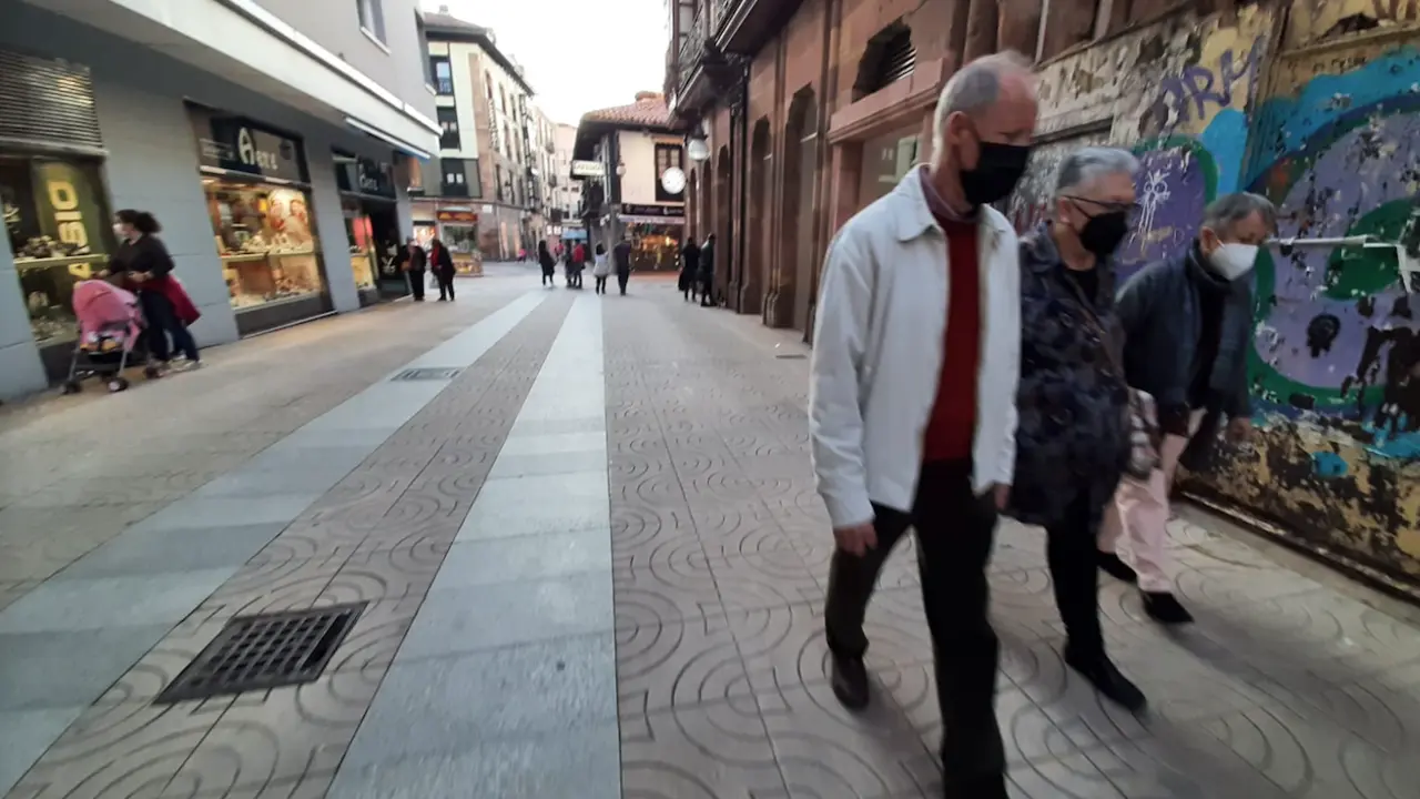 Varias personas con mascarilla camina por el centro de Torrelavega. / S. D&iacute;az