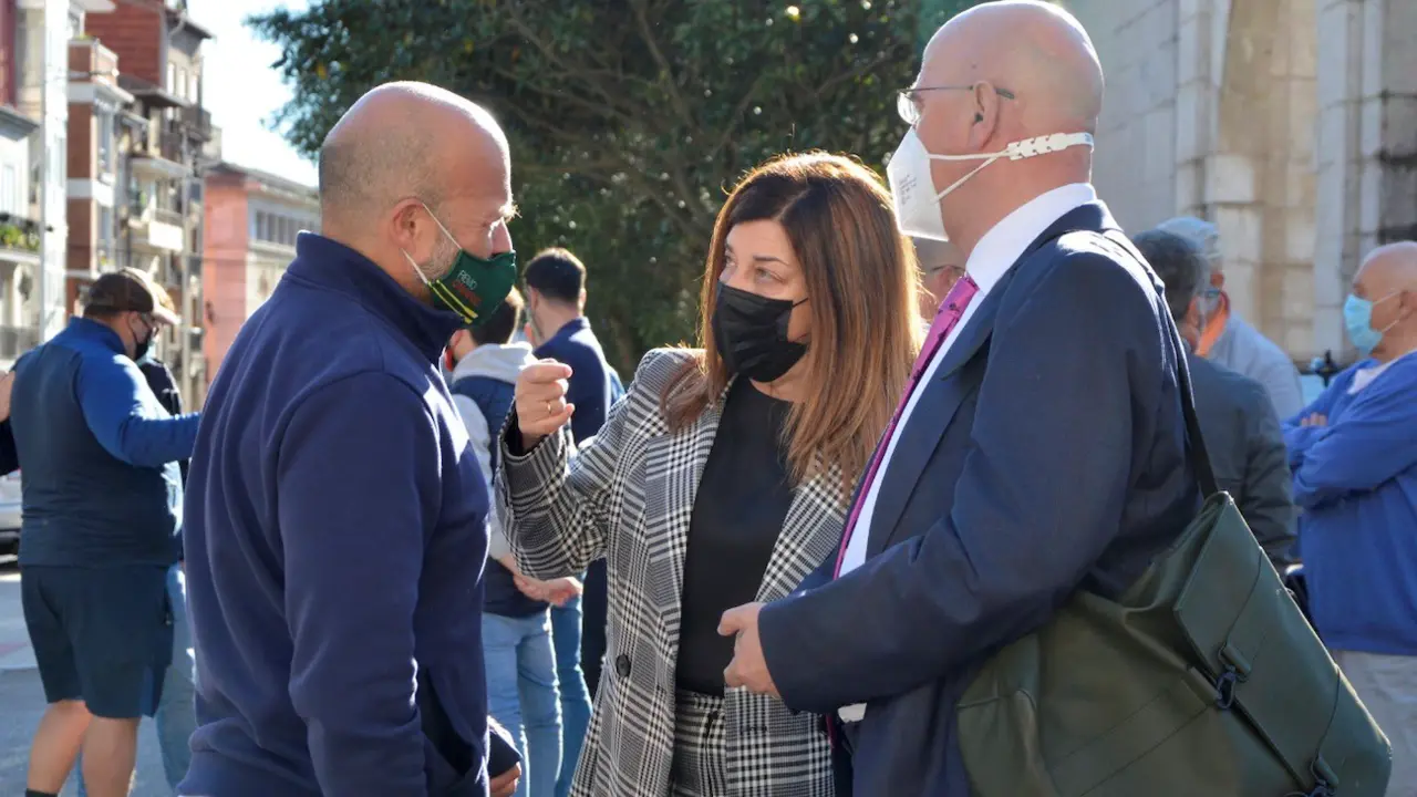 La presidenta del PP, Mar&iacute;a Jos&eacute; Saenz de Buruaga ante las puertas del Parlamento c&aacute;ntabro. / ALERTA