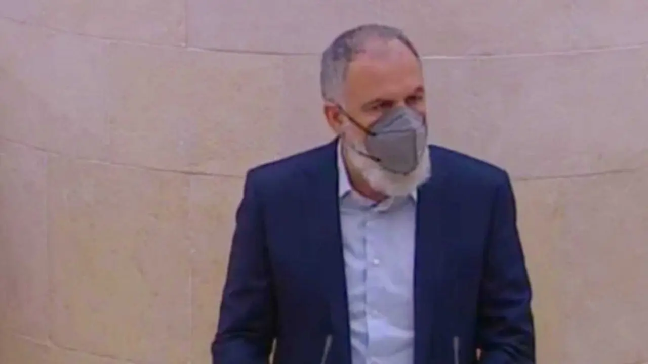 El diputado del PP, Vidal de la Pe&ntilde;a durante el debate en el Parlamento c&aacute;ntabro. / ALERTA