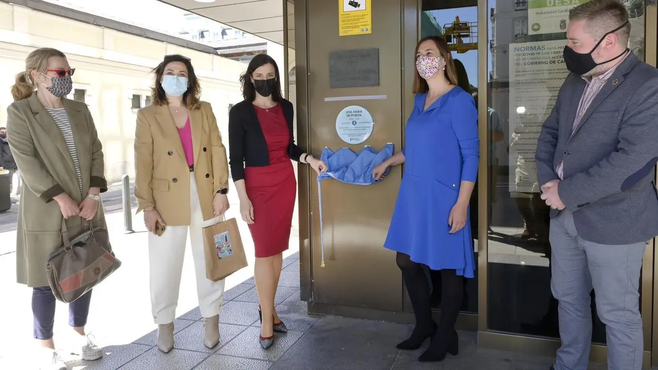 La Alcaldesa De Santander, Gema Igual, Y La Consejera De Econom&iacute;a, Mar&iacute;a S&aacute;nchez, En La Inauguraci&oacute;n De La Ruta &ldquo;Ilustres Santander&rdquo;. / ALERTA