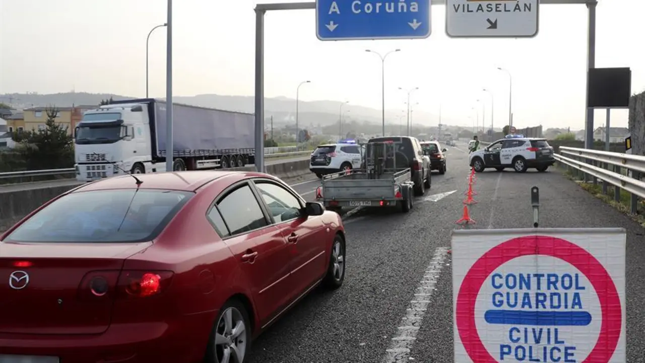 Control de la Guardia Civil a los coches procedentes de Asturias en la entrada de Ribadeo (Lugo). EFE/J. L. Cereijido/Archivo