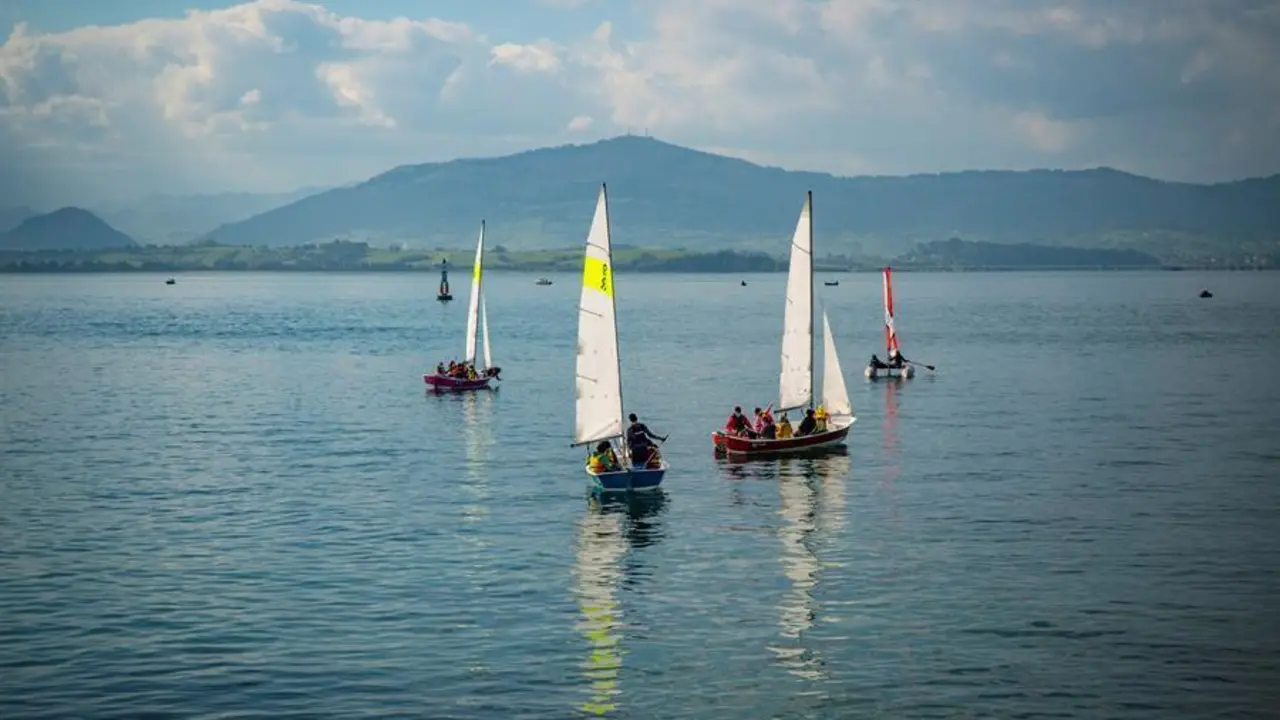 Un grupo da una clase de vela en la bah&iacute;a de Santander, este viernes, durante una jornada primaveral en Cantabria. EFE/ Rom&aacute;n G. Aguilera