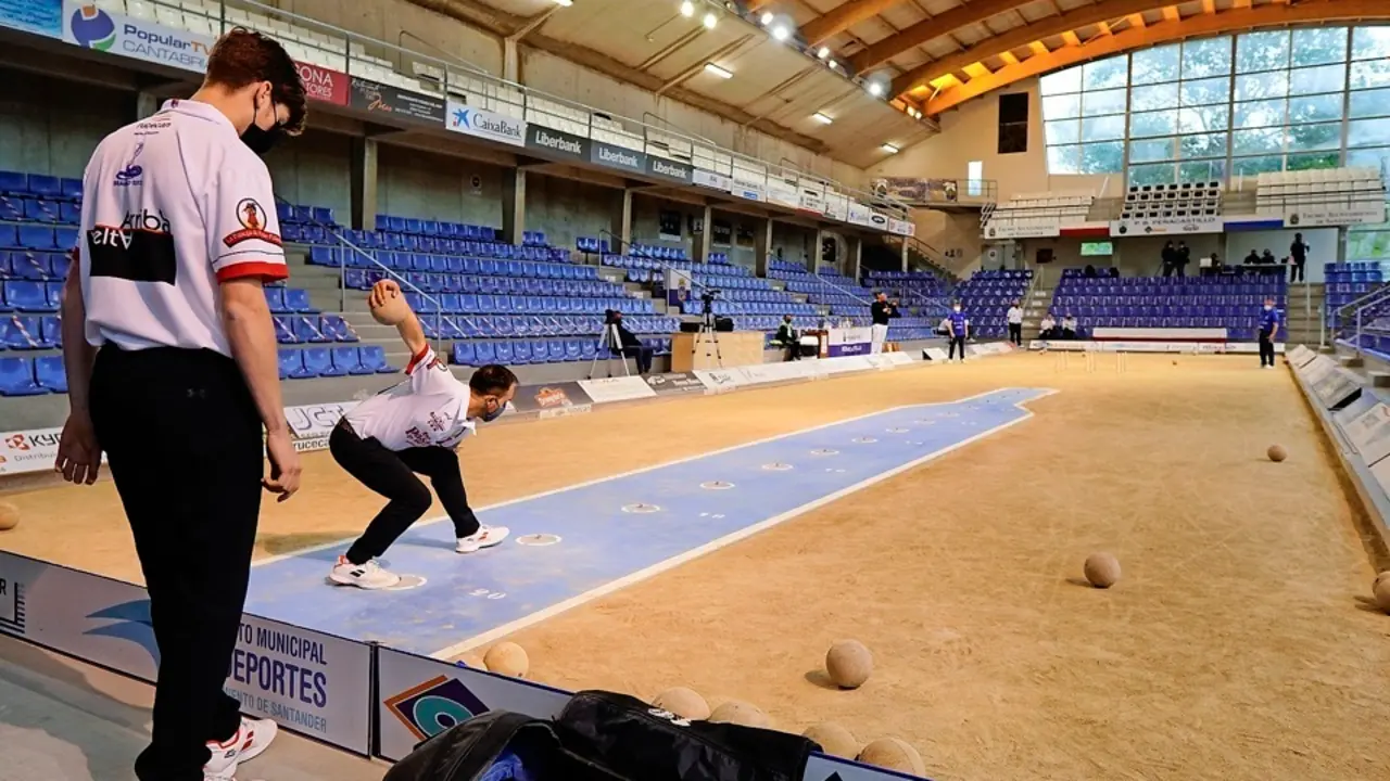 Rub&eacute;n T&uacute;&ntilde;ez, en el tiro de la bolera Mateo Grijuela de Santander, que ayer no pudo acoger aficionados. / Hardy