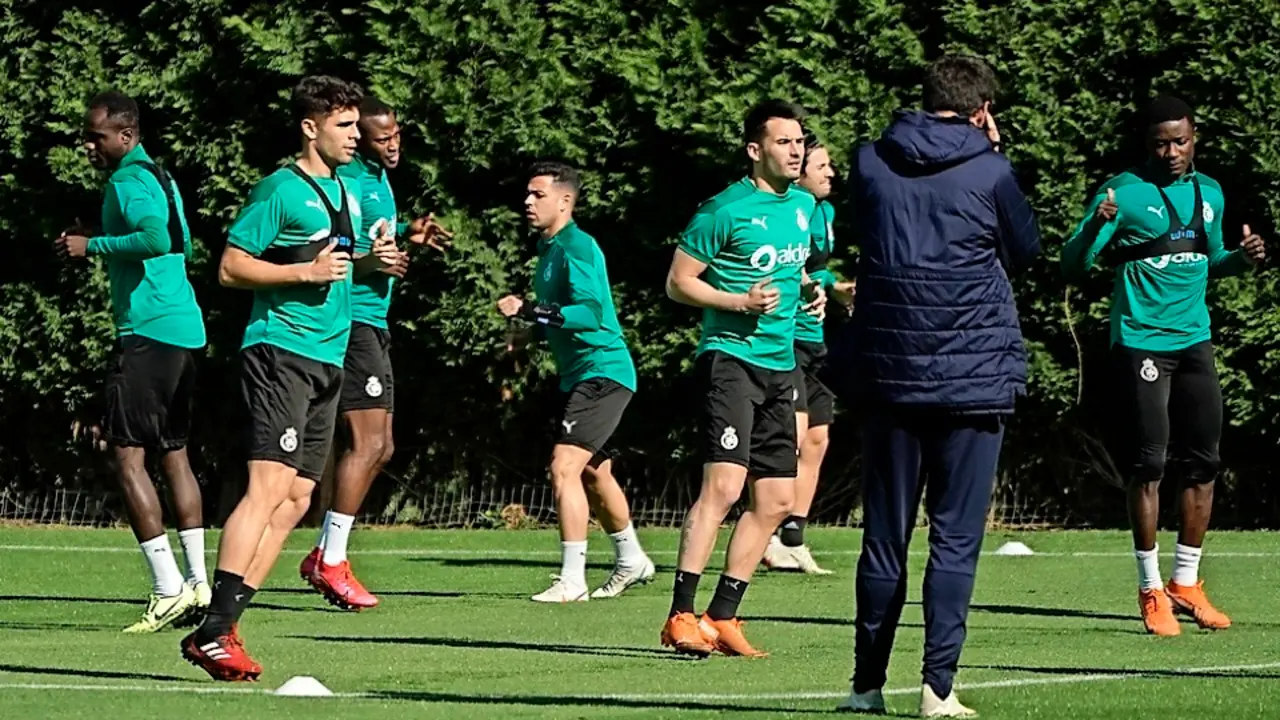 Aritz Solabarrieta, siguiendo en detalle el calentamiento de sus jugadores. / Hardy
