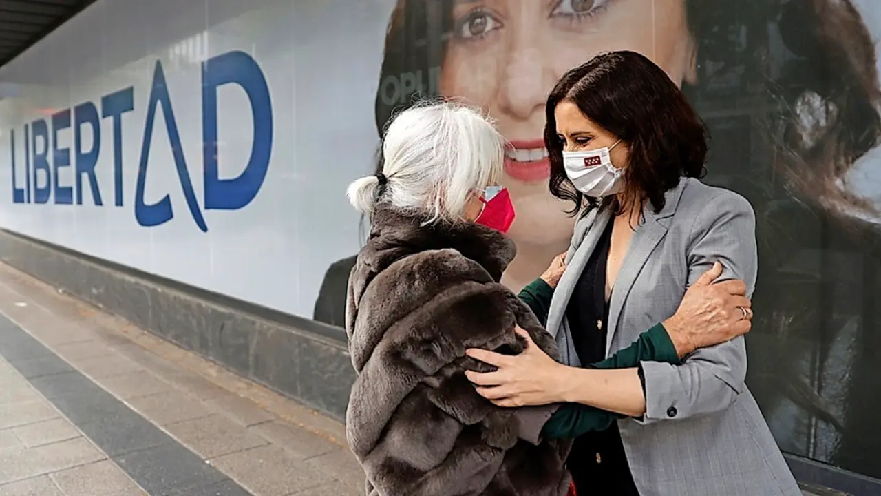 D&iacute;az Ayuso saluda a una simpatizante. / EFE