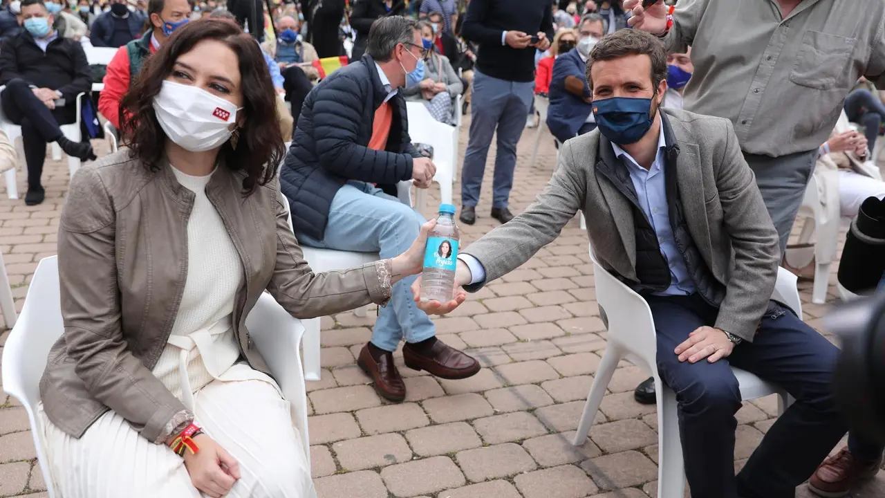 El presidente del PP, Pablo Casado, y la presidenta de la Comunidad de Madrid y candidata a la reelecci&oacute;n, Isabel D&iacute;az Ayuso, participan en un acto de campa&ntilde;a, a 23 de abril de 2021, en Pozuelo de Alarc&oacute;n, Madrid, (Espa&ntilde;a). 