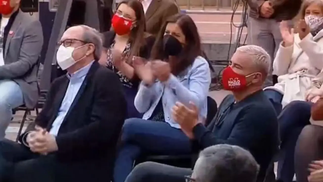 &Aacute;ngel Gabilondo y Jorge Javier V&aacute;zquez, durante el acto de campa&ntilde;a del PSOE en Puente de Vallecas.