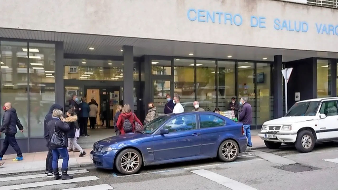 Un grupo de personas en el exterior del centro de salud de la Calle Vargas de Santander. / ALERTA