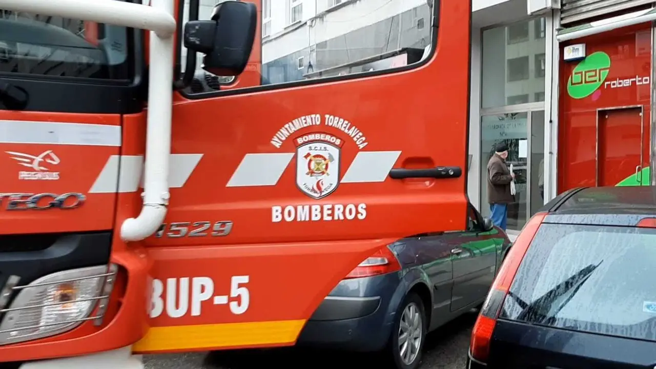 Vista de parte de un cami&oacute;n de bomberos de Torrelavega. / S. D&iacute;az