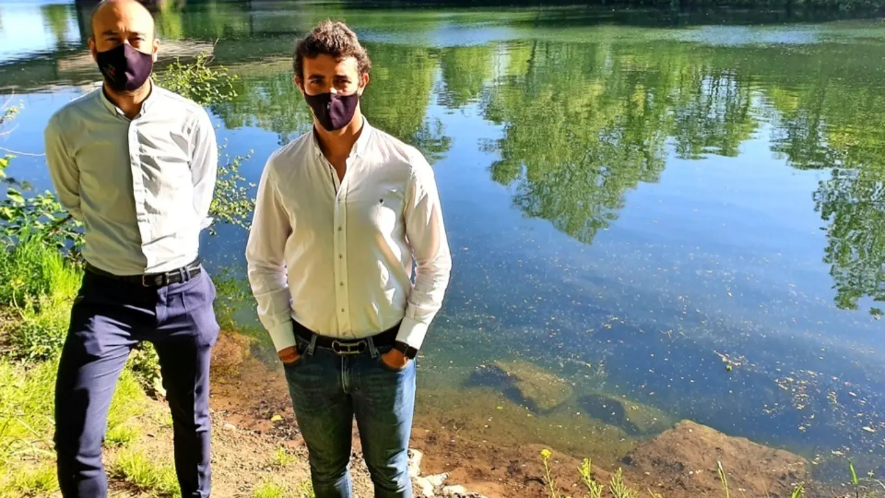 L&oacute;pez Estrada y Nacho Gonz&aacute;lez junto al r&iacute;o Saja-Besaya. / alerta