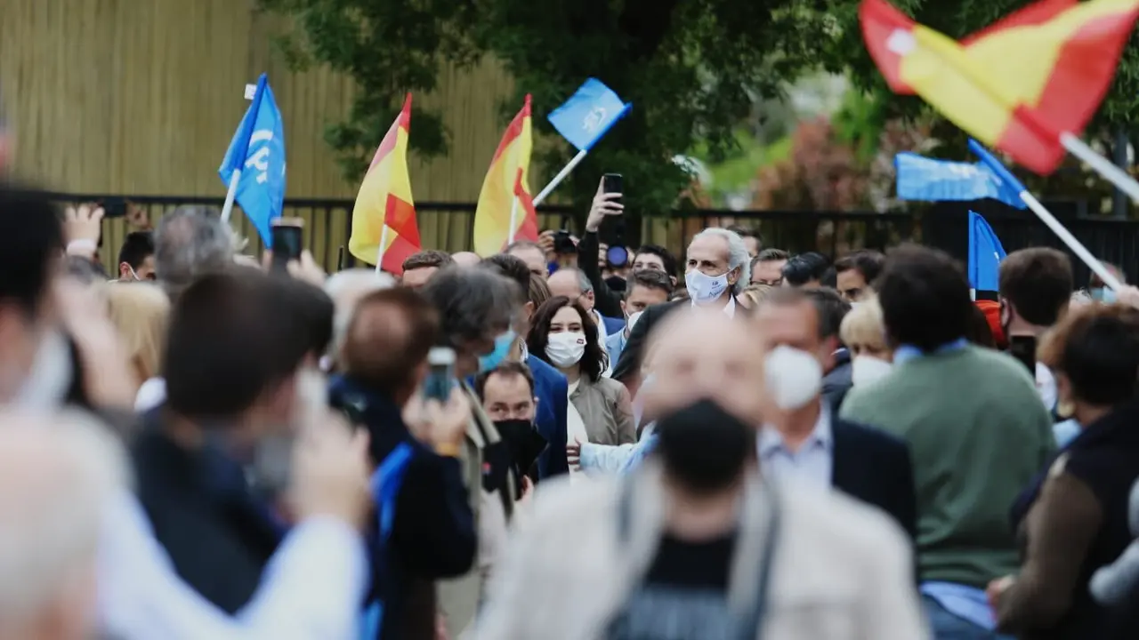 La presidenta de la Comunidad de Madrid, Isabel D&iacute;az Ayuso durante la campa&ntilde;a electoral en Pozuelo.