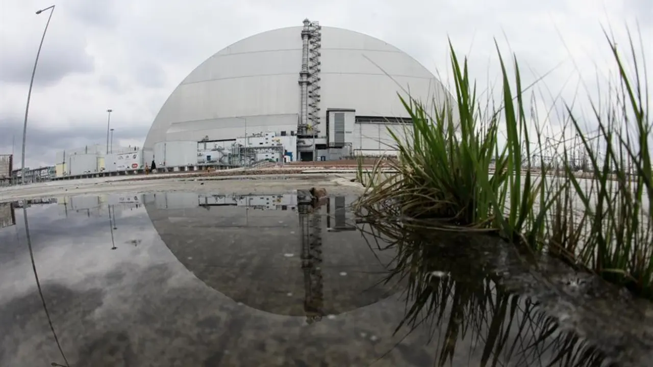 Vista del arco protector sobre el siniestrado reactor 4 de la central nuclear ucraniana de Chern&oacute;bil, destinado a sustituir el antiguo sarc&oacute;fago y considerado como la mayor estructura m&oacute;vil jam&aacute;s construida por el ser humano. De acuerdo con evaluaciones oficiales, la explosi&oacute;n ocurrida en la madrugada del 26 de abril de 1986 en Chern&oacute;bil esparci&oacute; hasta 200 toneladas de material con una radiactividad de 50 millones de curies, equivalente a 500 bombas at&oacute;micas como la lanzada en Hiroshima. EFE/ Oleg Petrasyuk
