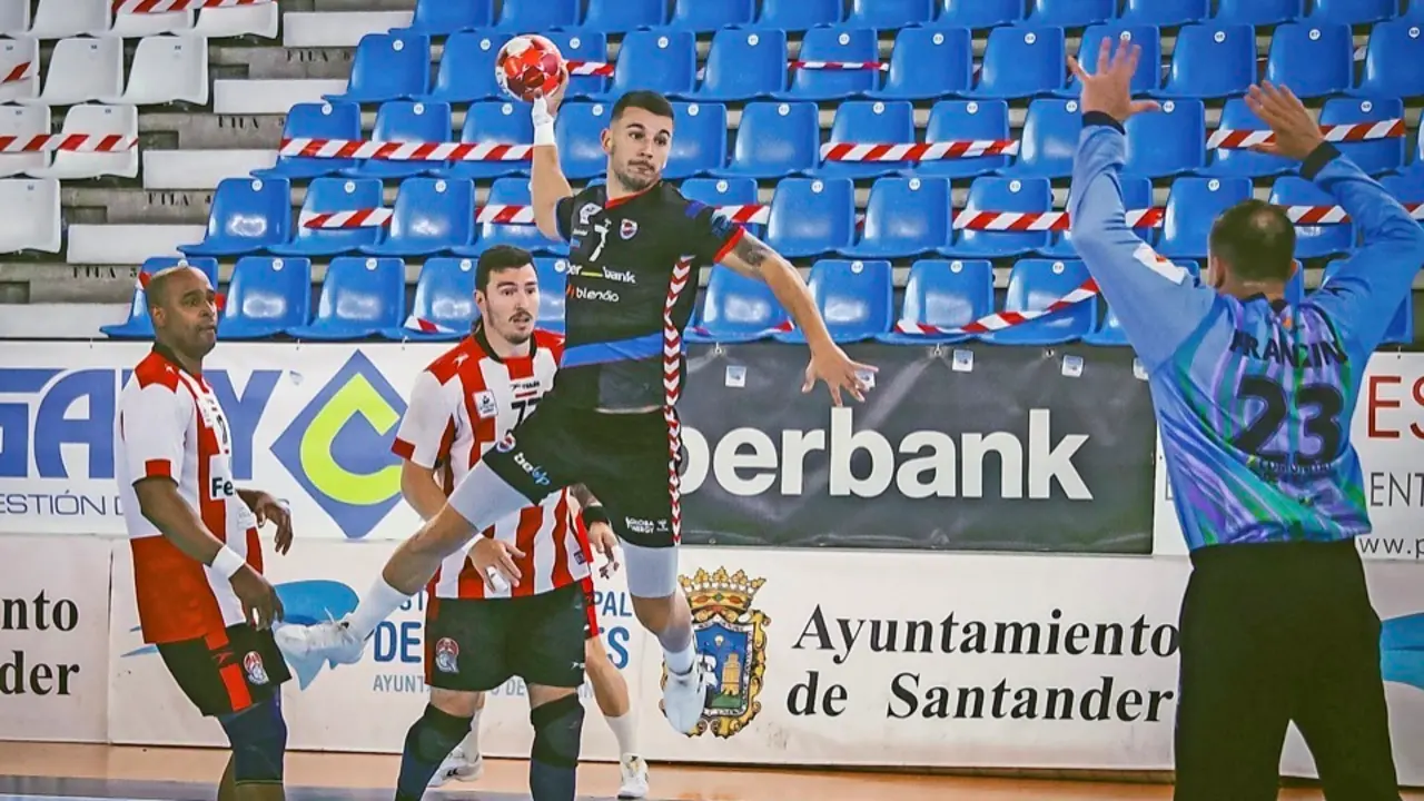 Los contragolpes de Alberto Pla fueron los grandes protagonistas del inicio del partido. / trapero
