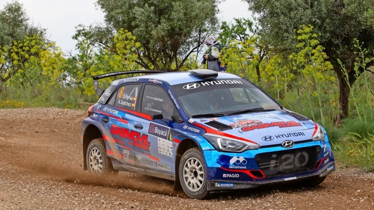 Surhayen Pern&iacute;a, a los mandos de su Hyundai en tierras murcianas. / EFE