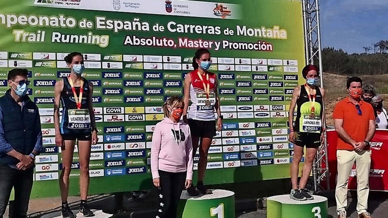 Ver&oacute;nica Samperio y Luis A. Sa&ntilde;udo entregaron los premios. / FOTURCANTABRIA