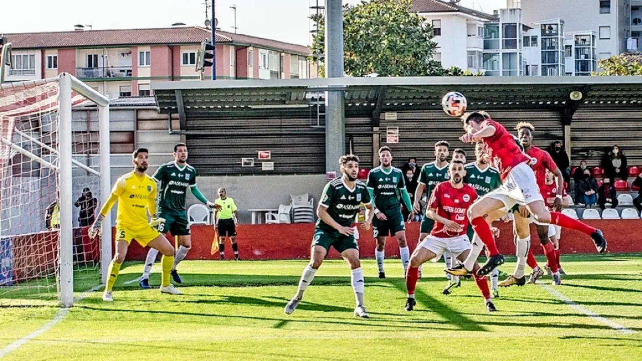 Un jugador del Laredo remata un bal&oacute;n. / Reguera