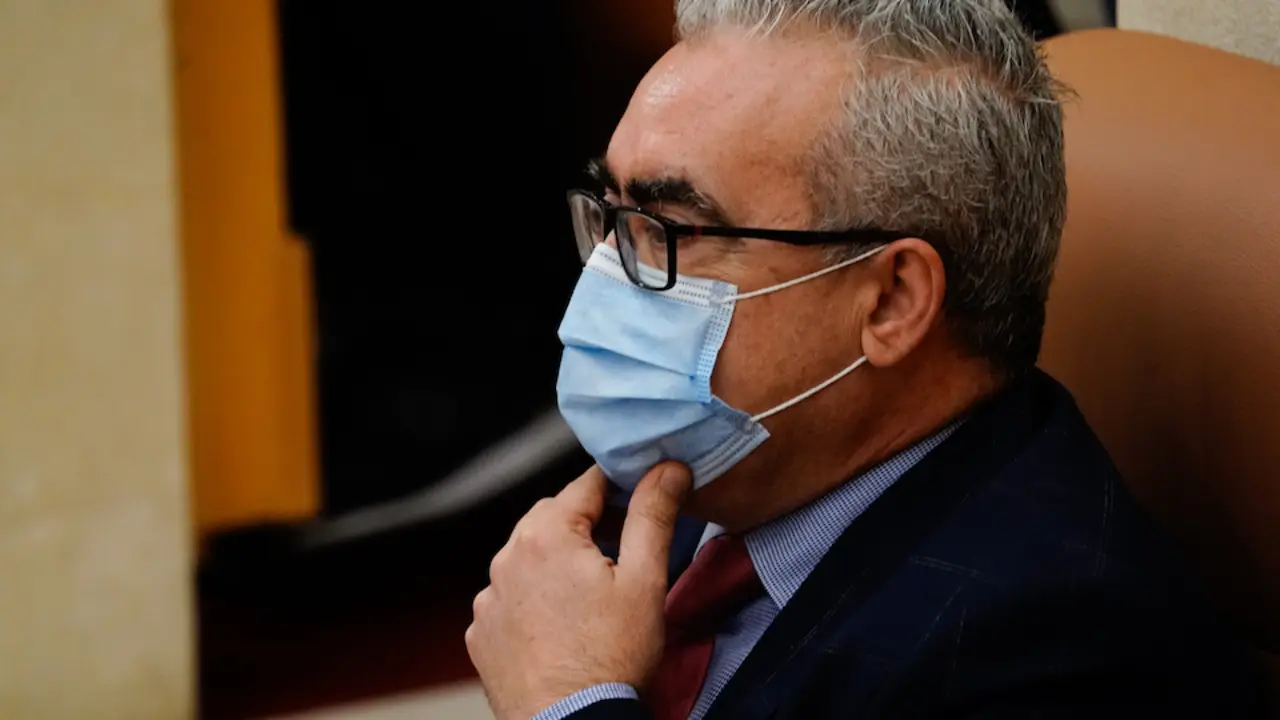 El portavoz del PRC, Pedro Hernando durante una sesi&oacute;n en el Parlamento c&aacute;ntabro. / HARDY