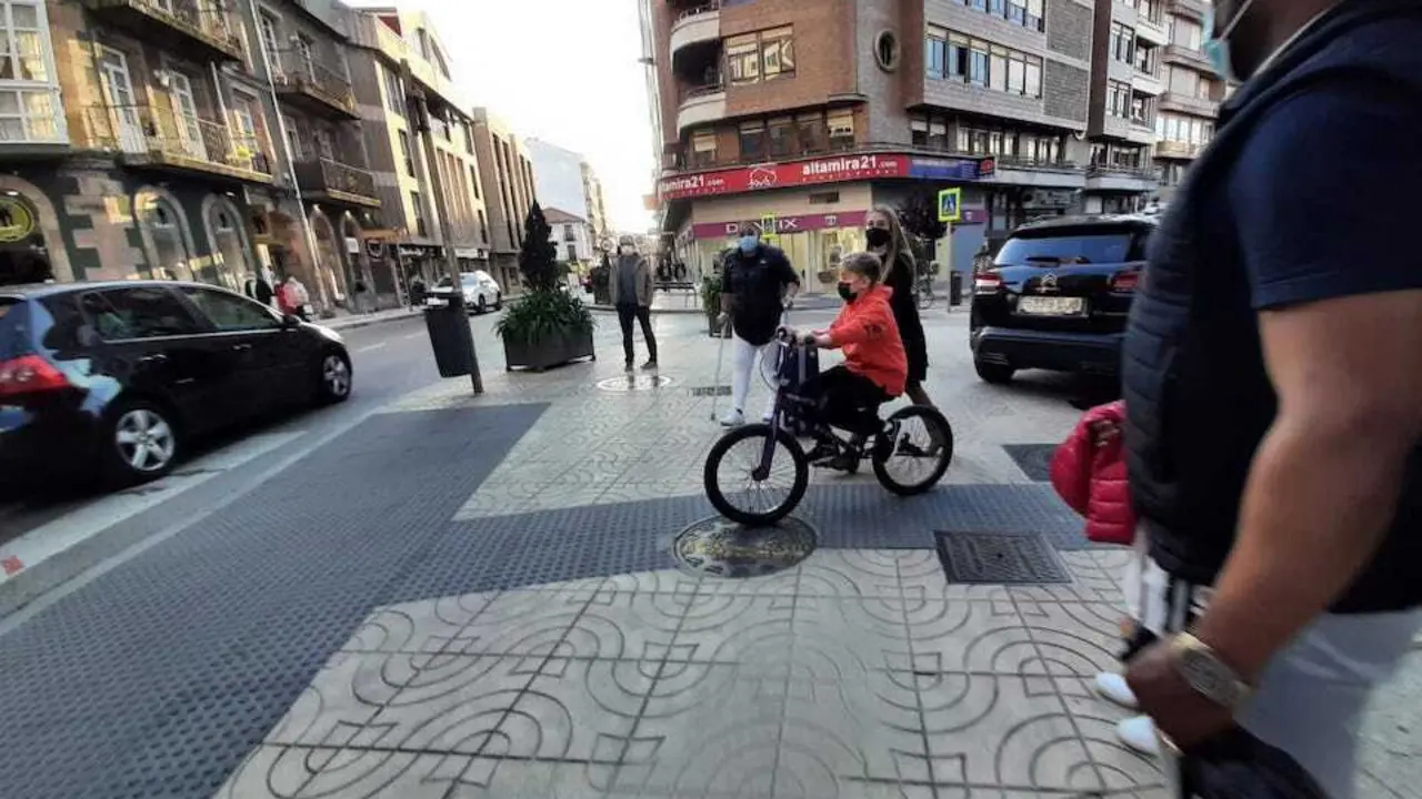 Varias personas con mascarilla por el centro de Torrelavega. / S. D&iacute;az