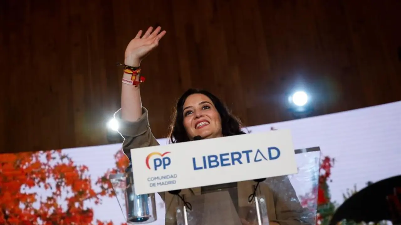 La presidenta de la Comunidad de Madrid y candidata a la reelecci&oacute;n, Isabel D&iacute;az Ayuso, participa este domingo en un acto electoral en la Finca La Alquer&iacute;a de la localidad madrile&ntilde;a de Alcorc&oacute;n. EFE/David Fernandez